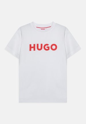 Hvid t-shirt med korte ærmer med rød "HUGO" tekst centreret foran og rund halsudskæring.