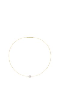 Gouden draadketting met een enkele ronde witte parel in het midden, met een minimalistisch ontwerp en een gladde textuur.