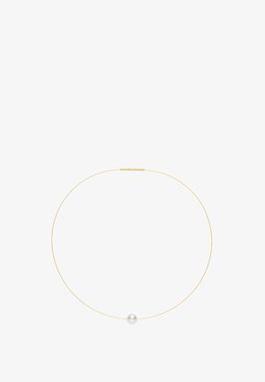 Collier en fil d'or mettant en avant une seule perle blanche ronde au centre, avec un design minimaliste et une texture lisse.