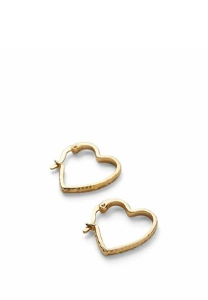 Para złotych kolczyków kołowych w kształcie serca z lekko młotkowaną teksturą i zapięciami na białym tle.