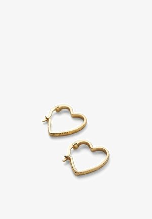 Paire de boucles d’oreilles créoles en forme de cœur en or avec une texture légèrement martelée et des fermoirs à clip sur fond blanc.
