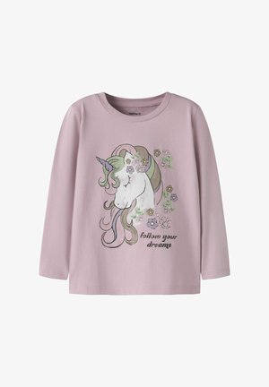 Roze katoenen shirt met lange mouwen, met een eenhoornafbeelding, bloemen en de tekst "volg je dromen", zachte textuur en een relaxte pasvorm.