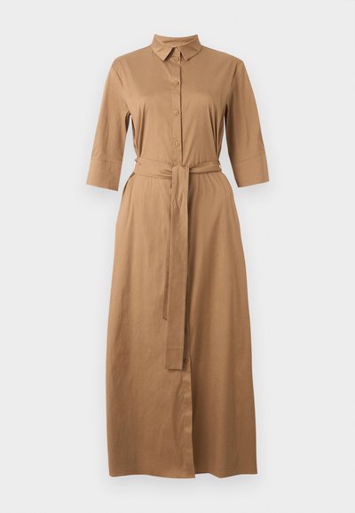 Robe chemise longue camel brun avec manches trois-quarts, boutonnage sur le devant, col et ceinture en tissu assorti nouée à la taille.