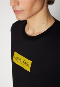 Calvin Klein RAISED RUBBER LOGO - Marškinėliai su spaudiniu - black