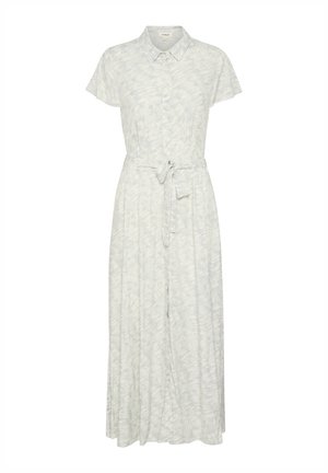 Robe chemise bleu clair à manches courtes, avec une taille à nouer et une silhouette fluide. Présente un motif texturé subtil sur l'ensemble.