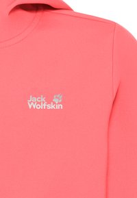 Felpa corallo con tessuto morbido, caratterizzata da un logo argento "Jack Wolfskin" e un'impronta di zampa nella parte superiore sinistra del petto.
