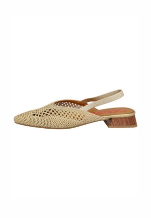Zapato beige de tiras trenzadas con punta afilada, diseño superior abierto y un pequeño tacón cuadrado con un acento que imita la madera.