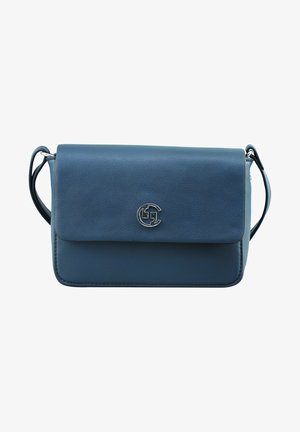 Blå lædertaske med skulderrem, flaplukning, præget logo foran og tynd justerbar rem. Glat tekstur og rektangulær form.