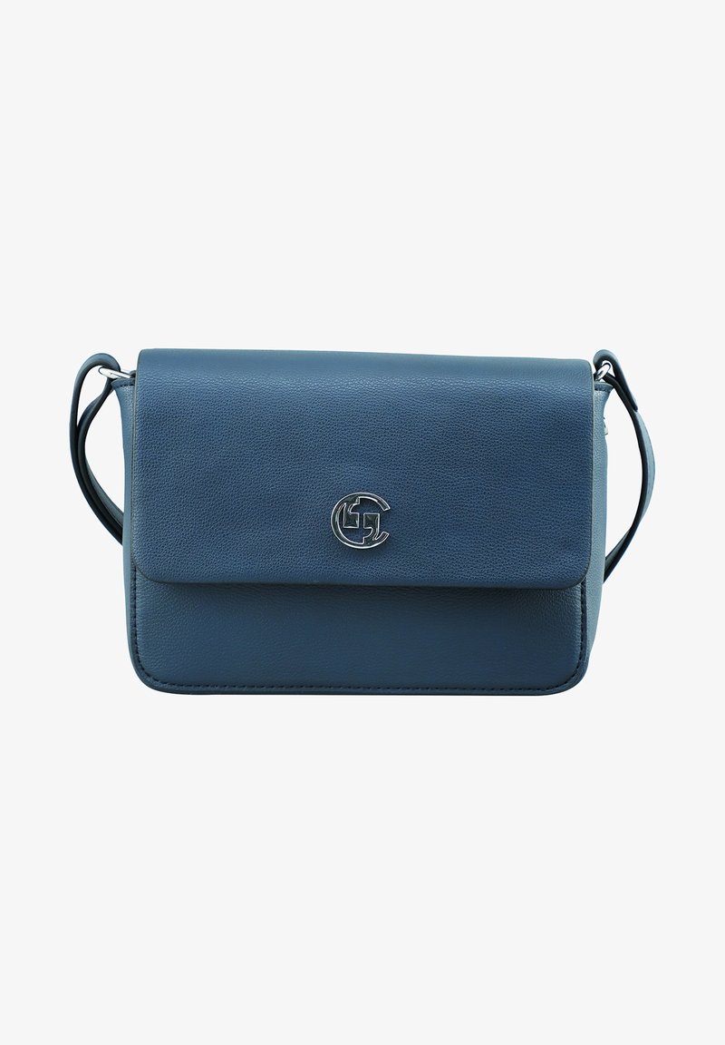 Sac bandoulière en cuir bleu avec fermeture à rabat, logo embossé sur le devant et fine sangle ajustable. Texture lisse et forme rectangulaire.