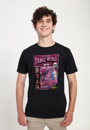 STRANGE WORLD STRANGE ADVENTURES - T-shirt z nadrukiem