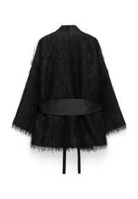 Czarna, teksturowana kurtka w stylu kimona z szerokimi rękawami, satynowym kołnierzem i szerokim satynowym paskiem związanym z tyłu na białym tle.