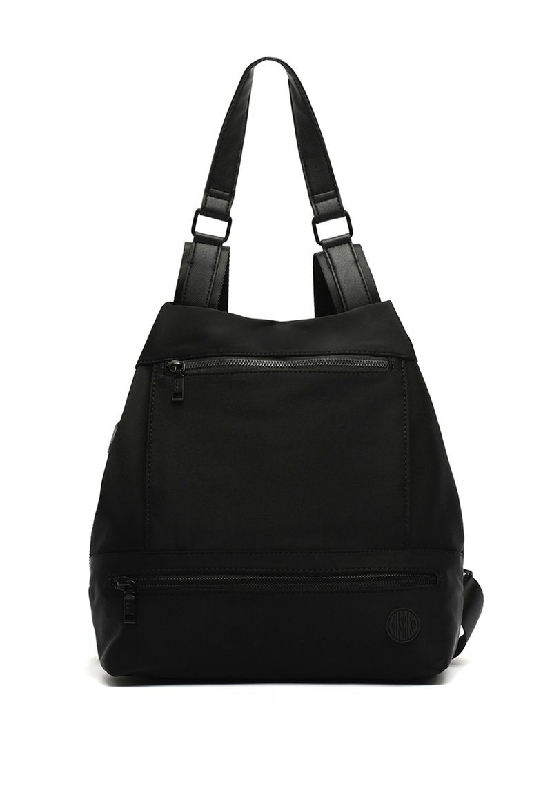 Mochila de nylon negra con correas ajustables de cuero sintético, cierre superior con cremallera, bolsillo frontal con cremallera y detalle de logo en relieve en la parte inferior.