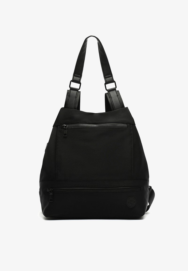 Juodas nailoninis kuprinė su reguliuojamomis diržais iš dirbtinės odos, viršutiniu užtrauktuku, priekinė zip kišenė ir reljefinis logotipas apačioje.