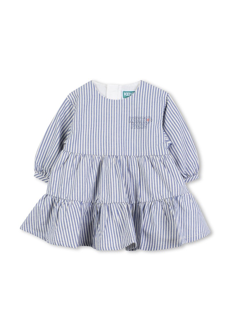Robe en coton rayée bleue et blanche avec des manches longues, un col rond et une jupe à volants froncés. Présente un petit logo sur la poitrine.