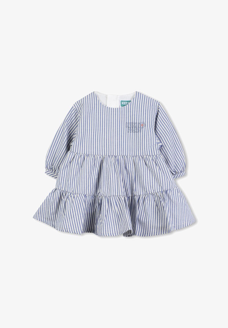 Robe en coton rayée bleue et blanche avec des manches longues, un col rond et une jupe à volants froncés. Présente un petit logo sur la poitrine.