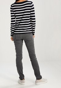 More & More Sweter