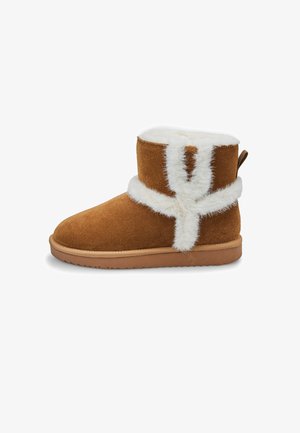 Stivale alla caviglia in suede marrone con bordo in pelliccia sintetica bianca, punta rotonda e suola piatta. Presenta una linguetta sul retro per una facile indossabilità.