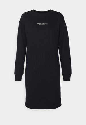 Černé šaty s dlouhým rukávem z mikiny s žebrovanými manžetami a lemem, s bílým nápisem „Armani Exchange Milano New York“ na hrudi.