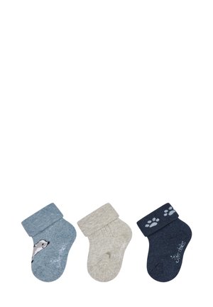 Drei Paar gestrickte Socken: hellblau mit einem Pinguin-Motiv, hellgrau und marineblau mit Pfotenabdrücken; gerippte Bündchen und strukturiertes Material.