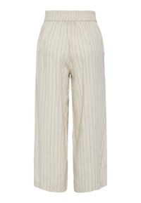 Pantalon beige à jambes larges avec fines rayures verticales noires et taille élastique.