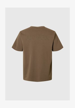 Maglietta di cotone marrone a maniche corte, con la parola "ANNARR" ricamata sul retro con un filo sottile a contrasto.