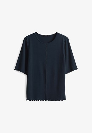 Navyblauw kortmouwtopje van zachte stof, met een ronde hals en een scalloped zoom langs de mouwen en de onderrand.