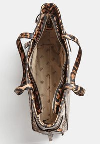 Grand sac à main avec un motif léopard en marron, noir et beige. Il dispose d'une fermeture à glissière et d'un intérieur doublé d'un motif logo.