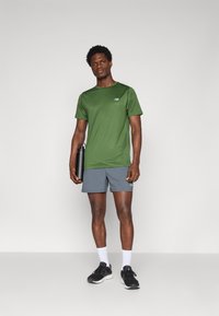 New Balance Spordi T-särk - dark alpine green
