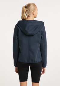 Giacca a cappuccio blu navy in un morbido tessuto testurizzato con dettagli delle cuciture. Presenta maniche lunghe e un design leggermente accorciato.