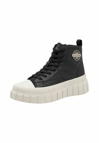 Fekete magas szárú sneaker, texturált szintetikus anyagból készült, fehér gumitalppal és vastag fehér bordázott talppal. Díszes logó folt is található rajta.