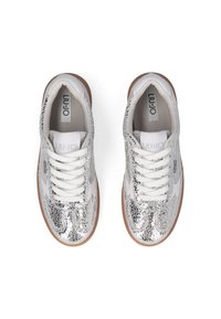 Zilveren gebarsten leren sneakers met witte accenten en veters, voorzien van een gumrubberen zool en een gevoerde binnenkant voor comfort.