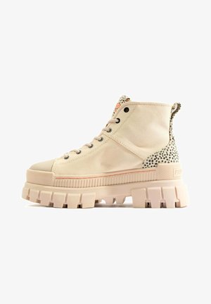 Bottines à semelle plateforme épaisses en toile beige clair, avec un accent à motif tacheté au niveau du talon et des lacets gris.