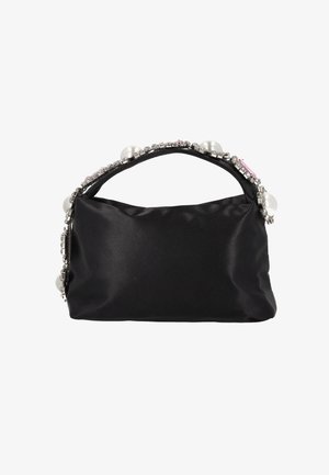 Sort satin håndtaske med afrundet håndtag, pyntet med klare og lyserøde ædelsten samt store perledekorationer langs den øverste kant.