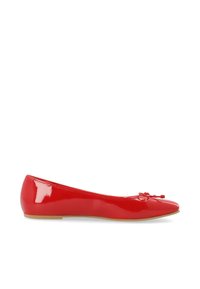 Ballerines en cuir verni rouge avec un bout arrondi, un accent de nœud et un profil bas avec une semelle texturée. Fini lisse et brillant.