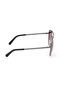 Ochelari de soare cu ramă din metal gri, lentile cu gradient, accente din cauciuc negru pe brațe și design rectangular elegant. Logo-ul mărcii este clar vizibil pe lateral.