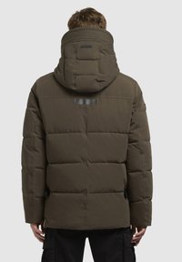 Dukserica s podstavom u maslinastoj boji s kapuljačom, koja se odlikuje kviltanom teksturom, horizontalnim šavovima i crnim pravokutnim akcentom na leđima.