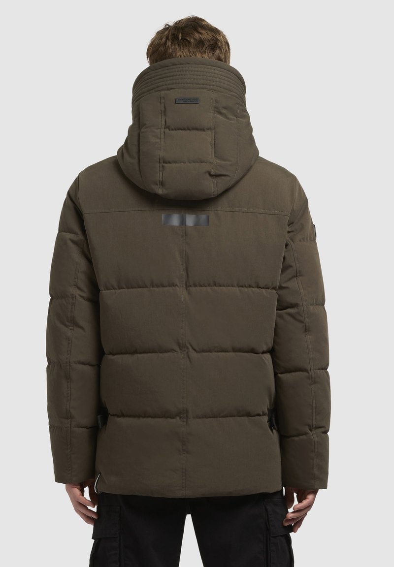 Gepolsterte Jacke in Olivgrün mit Kapuze, ausgestattet mit einer gesteppten Textur, horizontalen Nähten und einem schwarzen rechteckigen Akzent auf dem Rücken.