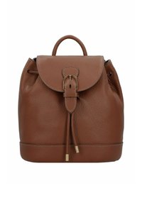 Sac à dos en cuir brun avec une surface texturée, un rabat arrondi, une fermeture à boucle et une poignée supérieure. Présente des côtés à cordon de serrage et des accents dorés.