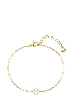 Delicaat gouden kettingarmband met een klein wit parelmoer klavertjevier bedeltje en een verstelbare sluiting met een piepklein vogelbedeltje.