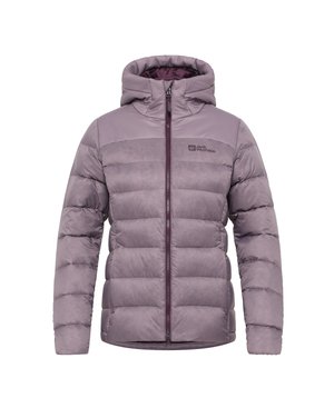 Lila Puffjacke mit Kapuze, ausgestattet mit gestepptem Futter, einem Frontreißverschluss und einem dezenten Logo auf der Brust. Glatte Textur.