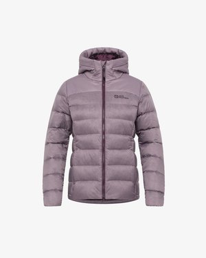 Lila Puffjacke mit Kapuze, ausgestattet mit gestepptem Futter, einem Frontreißverschluss und einem dezenten Logo auf der Brust. Glatte Textur.