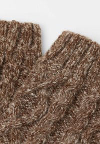 Gestrickte handschuhlose Handschuhe aus braunem und cremefarbenem Garn, mit einem strukturierten Zopfmuster und gerippten Bündchen für eine enganliegende Passform.