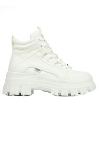 Weiße hohe Sneaker aus Canvas mit einer dicke Gummisohle. Sie verfügen über eine geschnürte Vorderseite, strukturierte Akzente und ein Logodetail an der Seite.