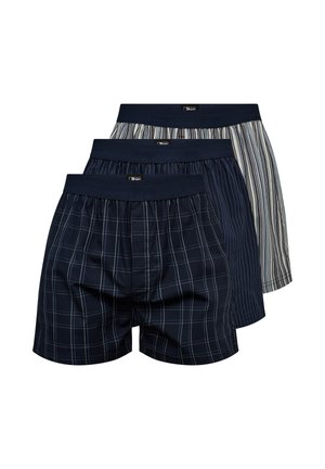 Tre par herrebokser med elastiske linninger, hver med forskellige stribede og ternede mønstre i nuancer af blå og grå.