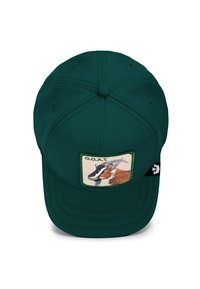 Gorra de béisbol verde con visera plana, que presenta un parche bordado de una cabra. El texto dice "G.O.A.T." sobre un fondo crema.