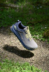 Altra LONE PEAK 9 - Bėgimo bateliai, skirti nelygiam paviršiui - dusty olive