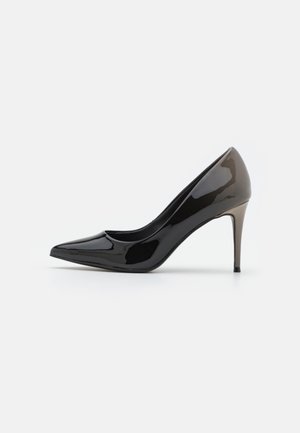 Sort blank højhælet sko med spids snude og slank stiletthæl, vist i sideprofil på hvid baggrund.