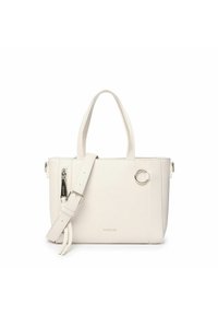 Witte synthetische handtas met dubbele handvatten bovenaan, afneembare schouderriem, zilverkleurige hardware, ritssluiting en cirkelvormig accentdetail.