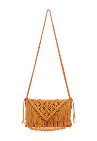 Borsa a tracolla in macramè arancione, con tracolla intrecciata, design di nodi intricati e lunghe frange in fondo.