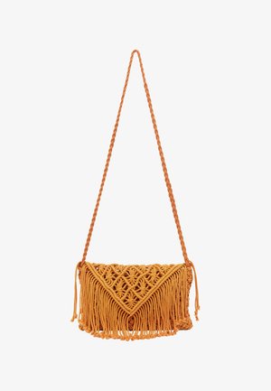 Makramee-Crossbody-Tasche in Orange, mit geflochtenem Riemen, komplexem Knotendesign und langen Fransen am Boden.
